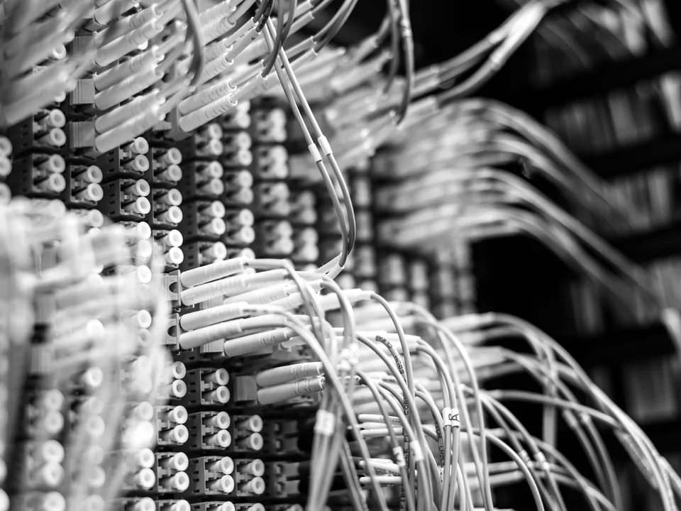 Yüksek yoğunluklu fiber dağıtım çerçevesi ve düzenli optik patch kabloları