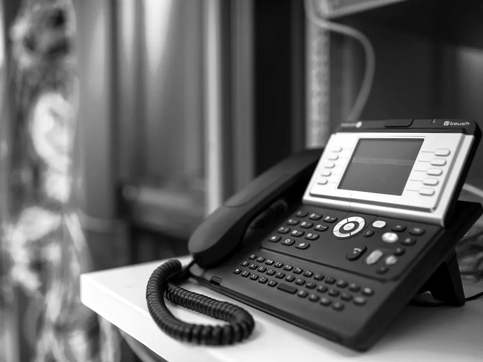 Kurumsal IP telefon ve çağrı yönlendirme kulaklığı