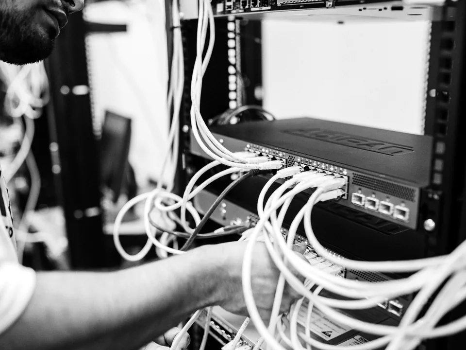 Kablolama sertifikasyonu için kullanılan saha test cihazı ve bağlantı uçları