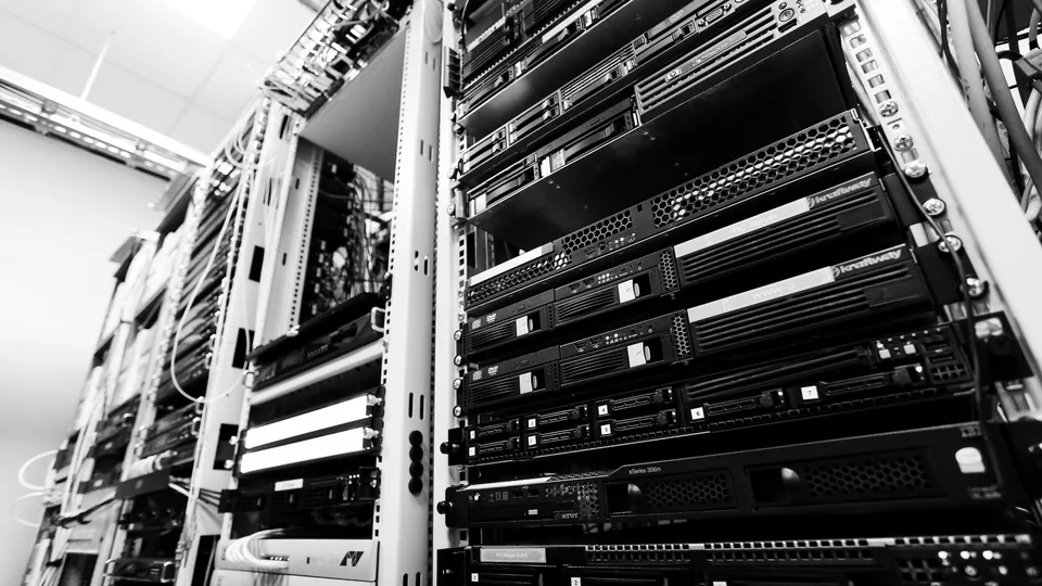 Ağ operasyon merkezindeki taşıyıcı sınıfı yönlendirici ve fiber bağlantılar
